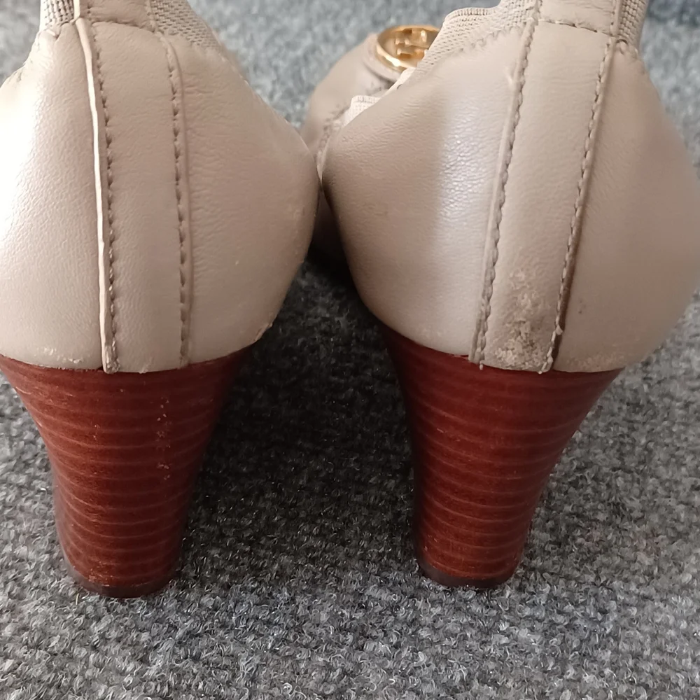 Tory Burch Women Caroline Wedge Heel Size 7.5 Preppy Leather Logo Defect